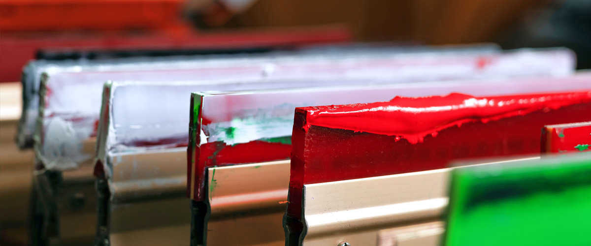Screen printing squeegees with colorful ink